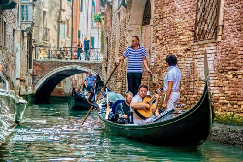 venice-30-minute-gondola-ride-on-grand-canal-with-serenade