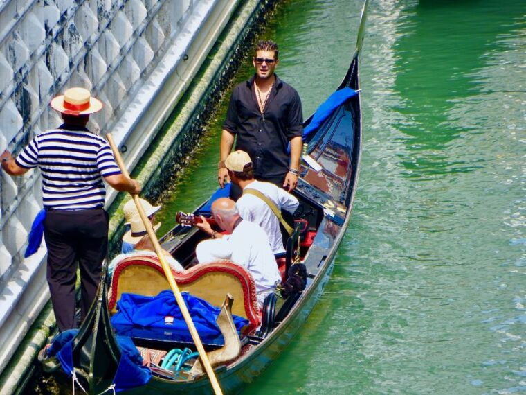 venice-30-minute-gondola-ride-on-grand-canal-with-serenade