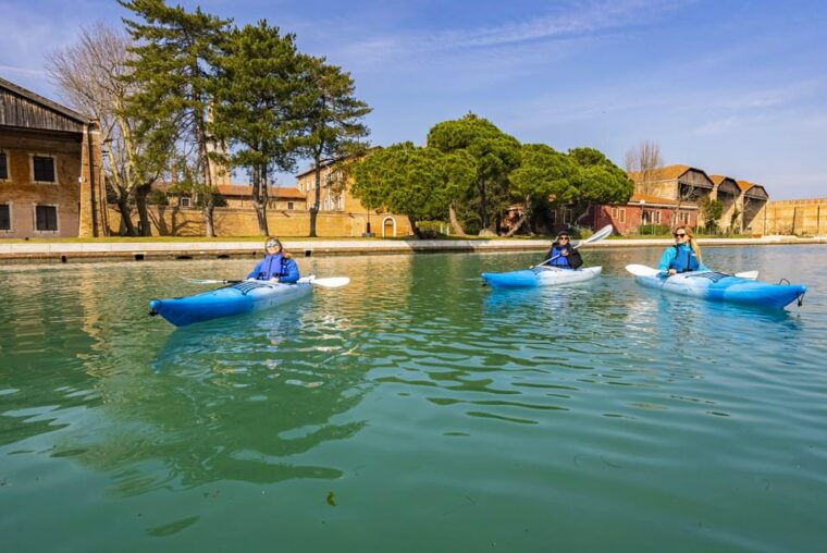 venice-beginners-kayak-tour-in-the-medieval-arsenal