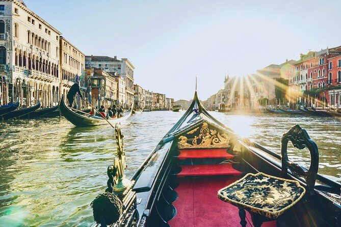 Venice: Classic 30-Minute Gondola Ride Through the Canals - The Venice Gondola Experience: A Deep Dive