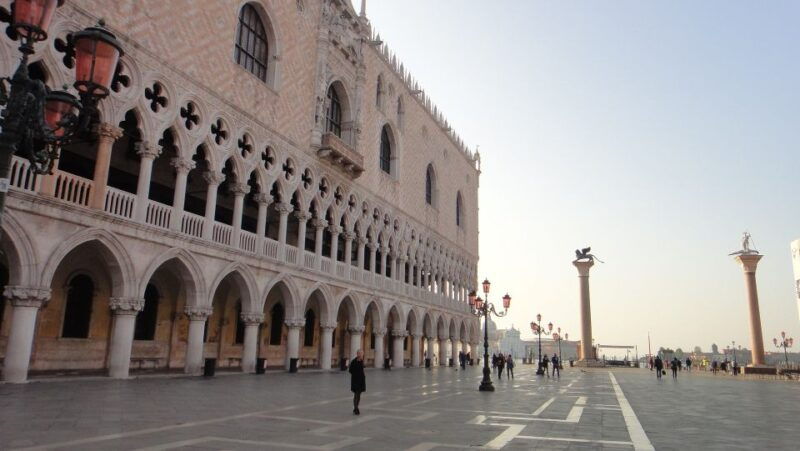 venice-doges-palace-bridge-of-sighs-prisons-guided-tour
