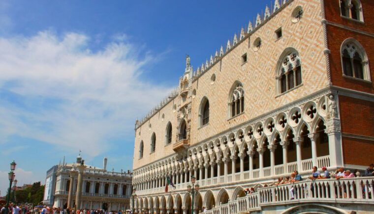 venice-doges-palace-bridge-of-sighs-prisons-guided-tour