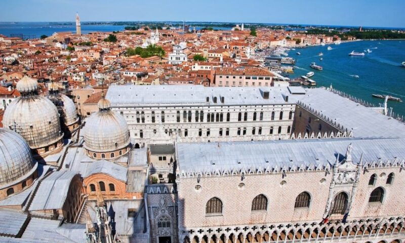 venice-doges-palace-bridge-of-sighs-small-group-tour