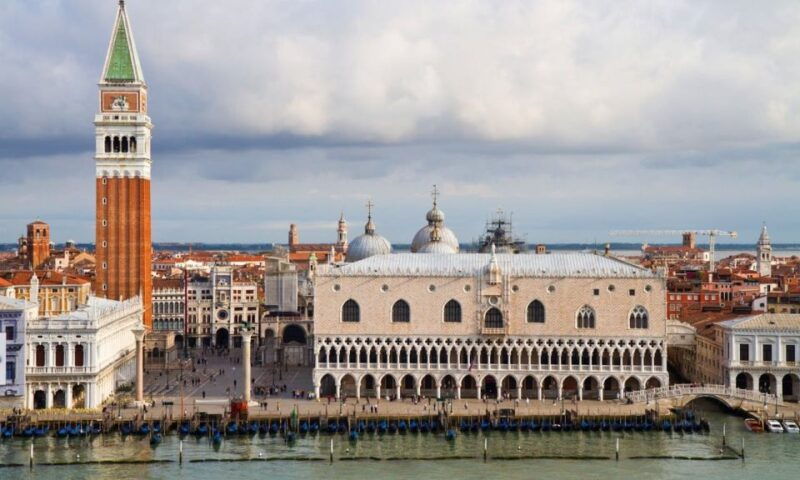venice-doges-palace-bridge-of-sighs-small-group-tour