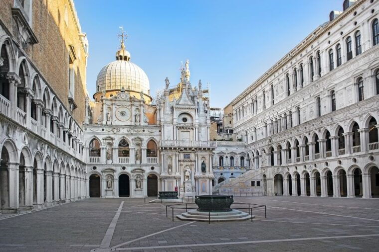 venice-doges-palace-bridge-of-sighs-small-group-tour