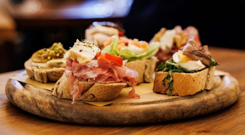 Venice Food Tasting Tour: Bites, Wine, Dinner & Local Guide - Coastal Flavors: Fish-Based Cicchetti & Local Wines