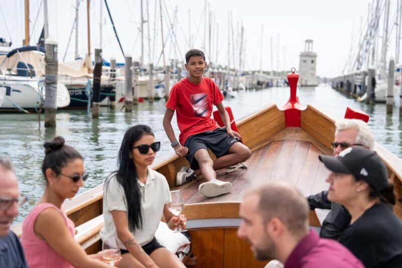 Venice from another point of view: Sightseeing tour in a traditional boat. - Key Points
