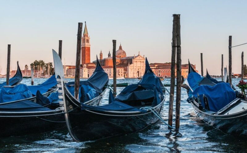 venice-gondola-ride-and-dinner-experience