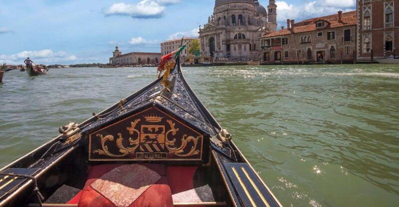 venice-gondola-ride-and-dinner-experience