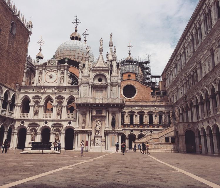 venice-gondola-ride-and-skip-the-line-doges-palace-tour