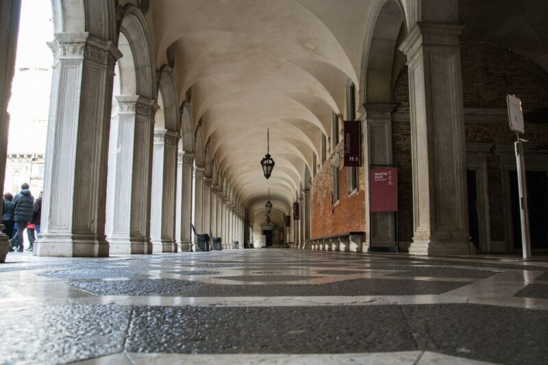 Venice: Gondola Ride & Doge's Palace Guided Tour - Key Points