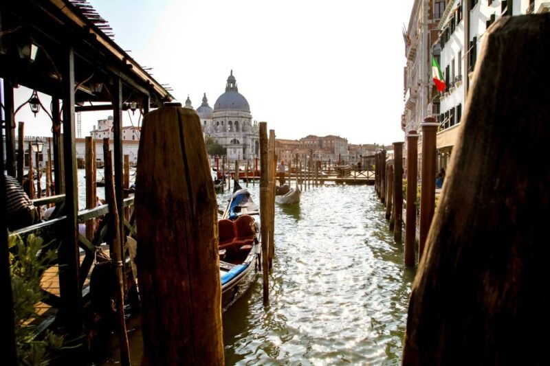 venice-gondola-ride-with-live-guide