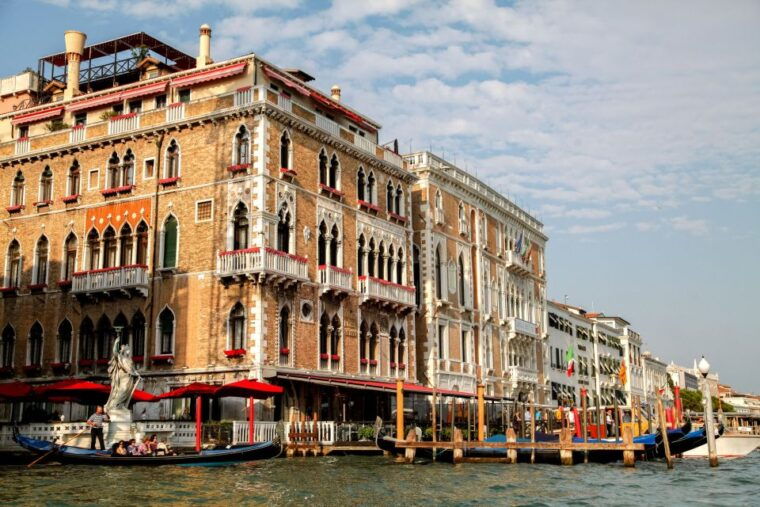 venice-gondola-ride-with-live-guide