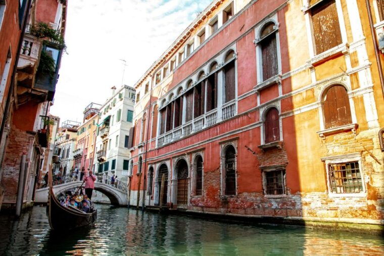venice-gondola-ride-with-live-guide