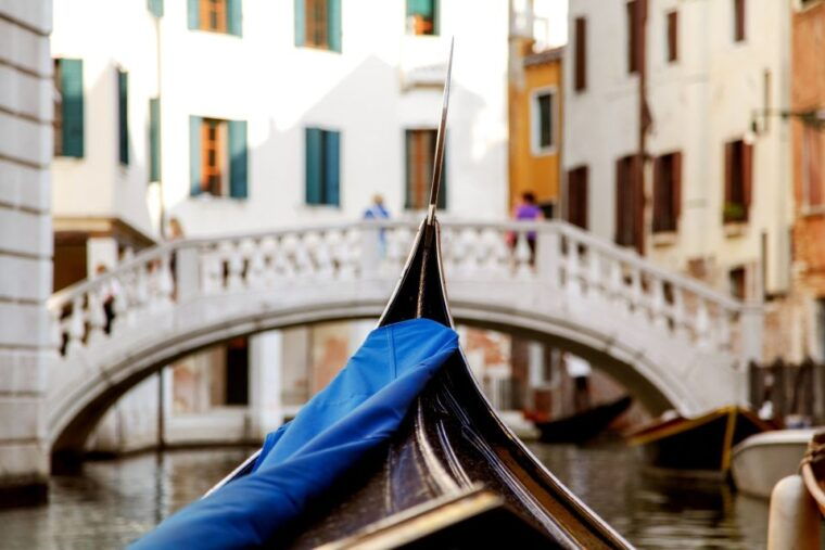 venice-gondola-ride-with-live-guide