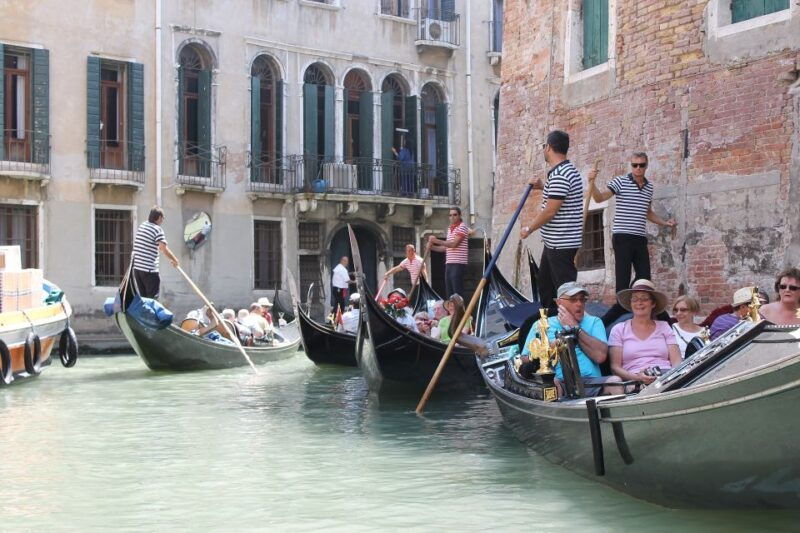 venice-grand-canal-by-gondola-with-live-commentary-2