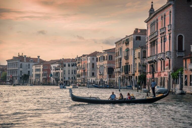 venice-grand-canal-by-gondola-with-live-commentary-2