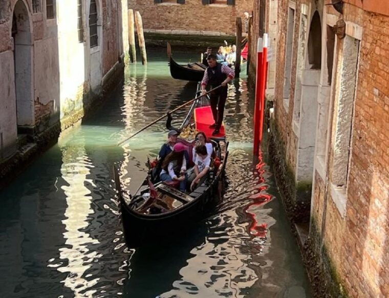 venice-grand-canal-by-gondola-with-live-commentary-2