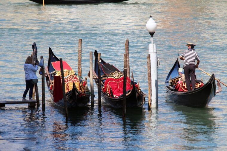 venice-grand-canal-by-gondola-with-live-commentary-2