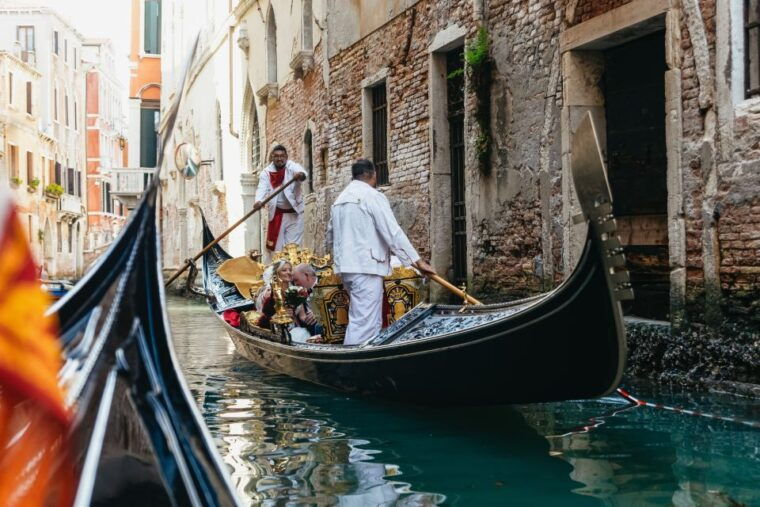 venice-grand-canal-gondola-ride-with-app-commentary