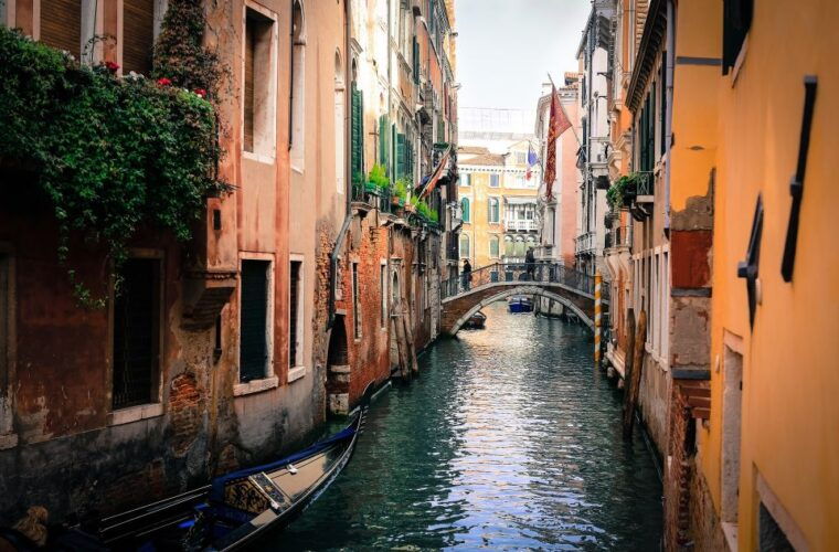 venice-off-the-beaten-path-private-gondola-ride