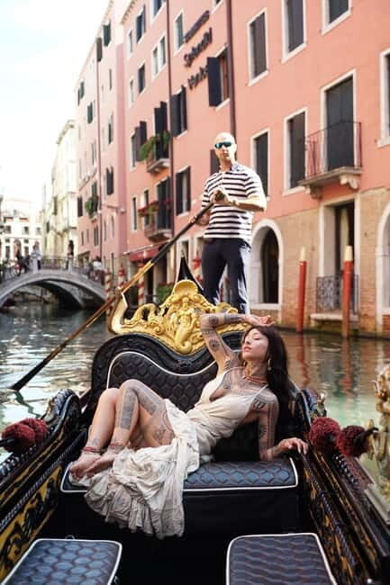 Venice: Photo Session in a Gondola - The Experience: Authenticity and Romance