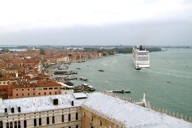 venice-private-arrival-transfer-by-water-taxi-cruise-port-to-central-venice-2