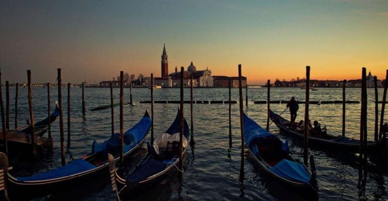 venice-private-evening-stroll-with-gondola-ride