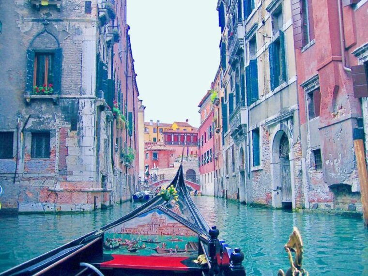 venice-romantic-gondola-tour-and-dinner-for-two