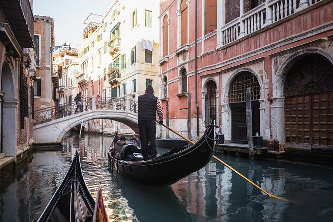 venice-romantic-private-gondola-ride-on-grand-canal