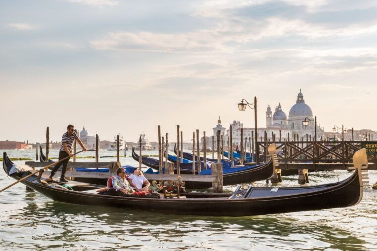 venice-shared-gondola-ride-across-the-grand-canal