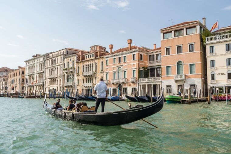 venice-shared-gondola-ride-across-the-grand-canal
