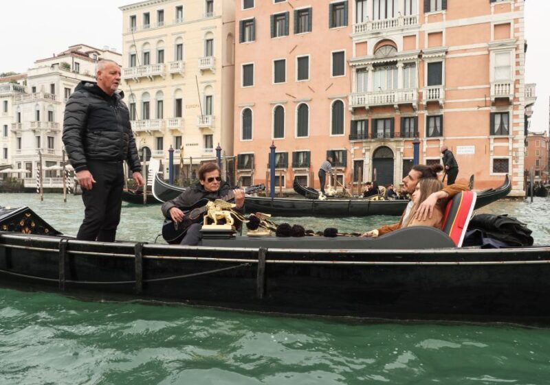venice-shared-gondola-ride-and-serenade