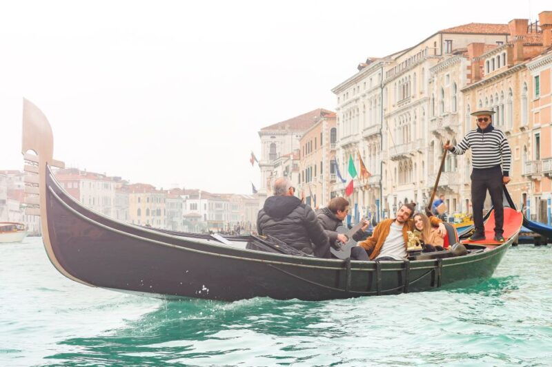 venice-shared-gondola-ride-and-serenade