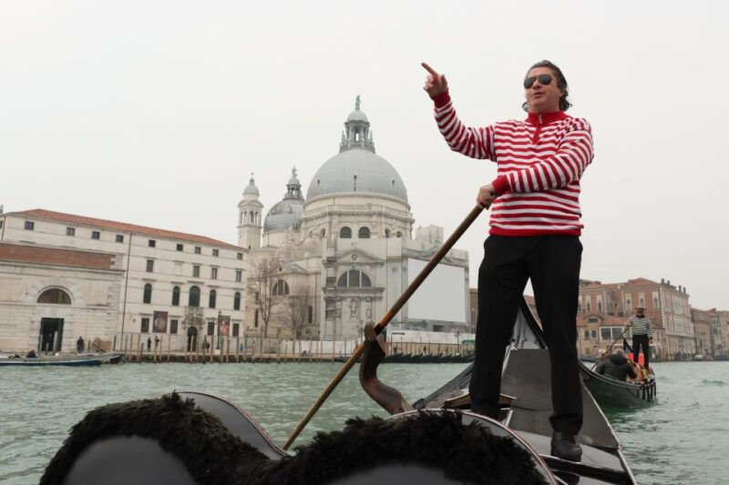venice-shared-gondola-ride-and-serenade