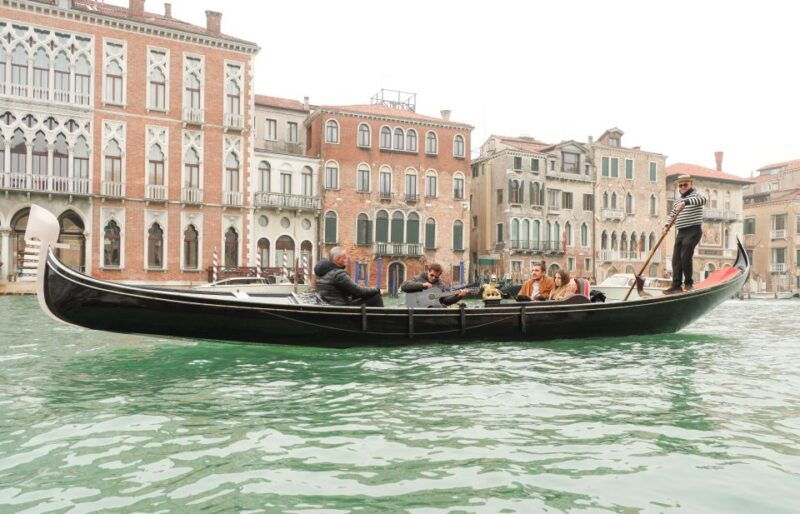 venice-shared-gondola-ride-and-serenade