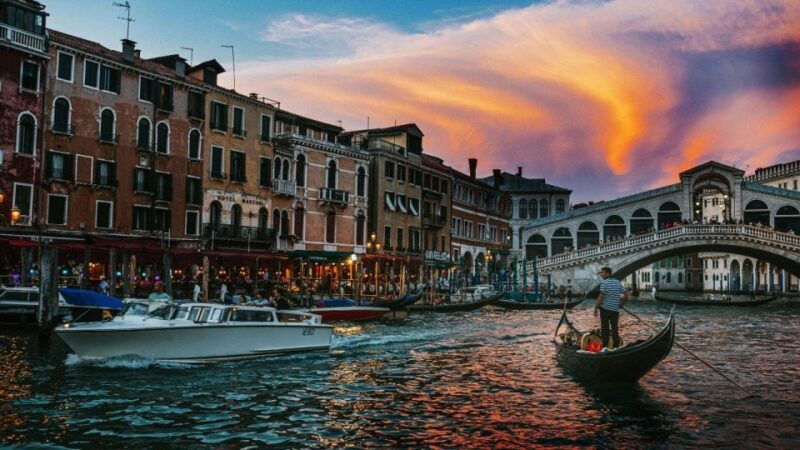 venice-shared-gondola-ride-at-sunset