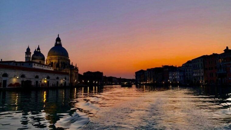venice-shared-gondola-ride-at-sunset