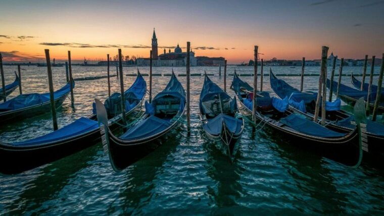 venice-shared-gondola-ride-at-sunset