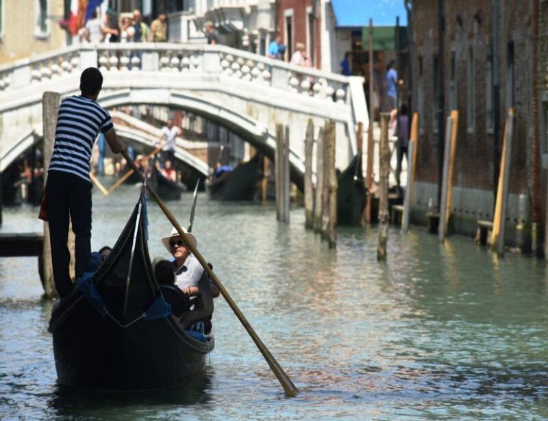 venice-shared-gondola-ride