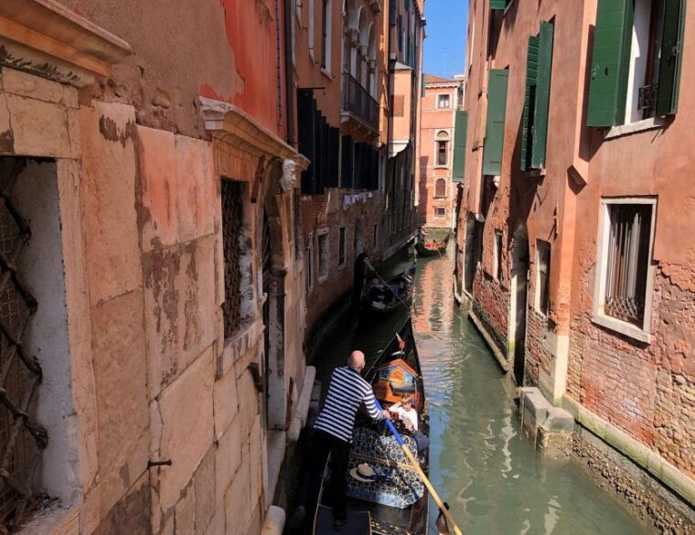 venice-shared-gondola-ride