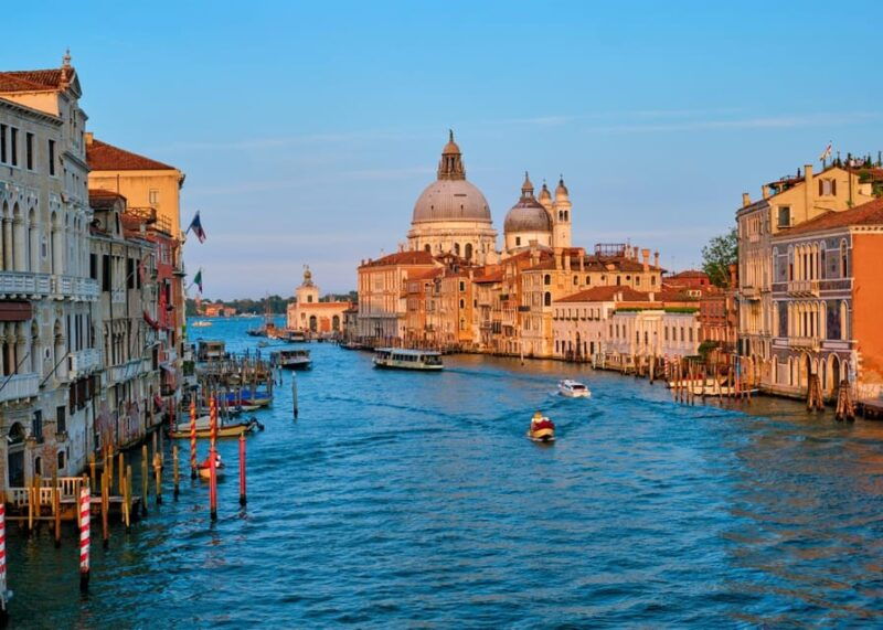 venice-shared-gondola-through-breathtaking-bridge-of-sighs