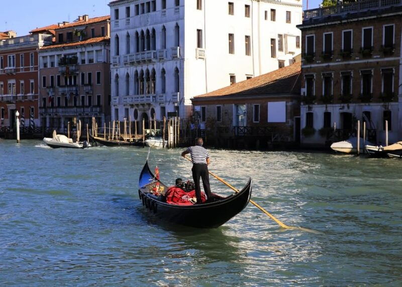 venice-shared-gondola-through-breathtaking-bridge-of-sighs