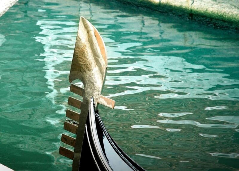 venice-shared-gondola-through-breathtaking-bridge-of-sighs