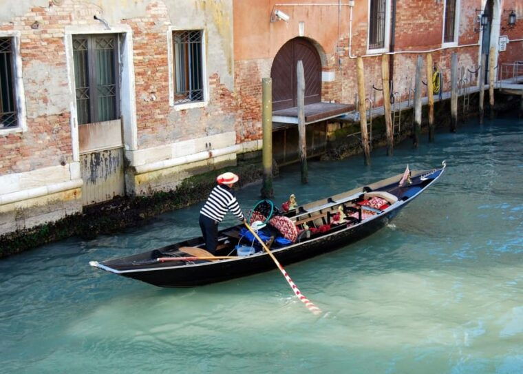 venice-shared-gondola-through-breathtaking-bridge-of-sighs