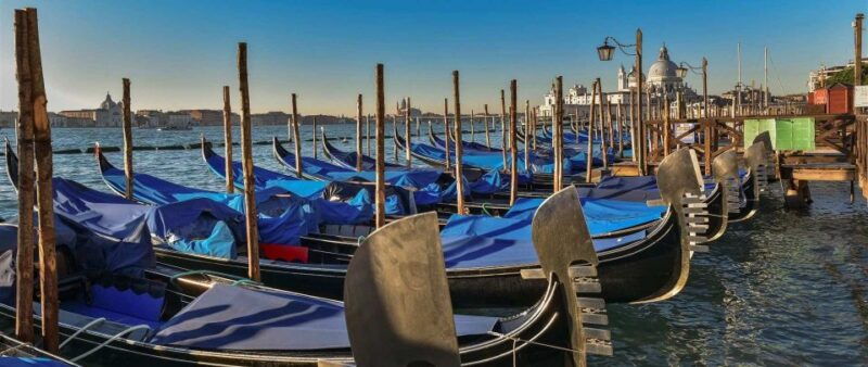 venice-shared-gondola-tour