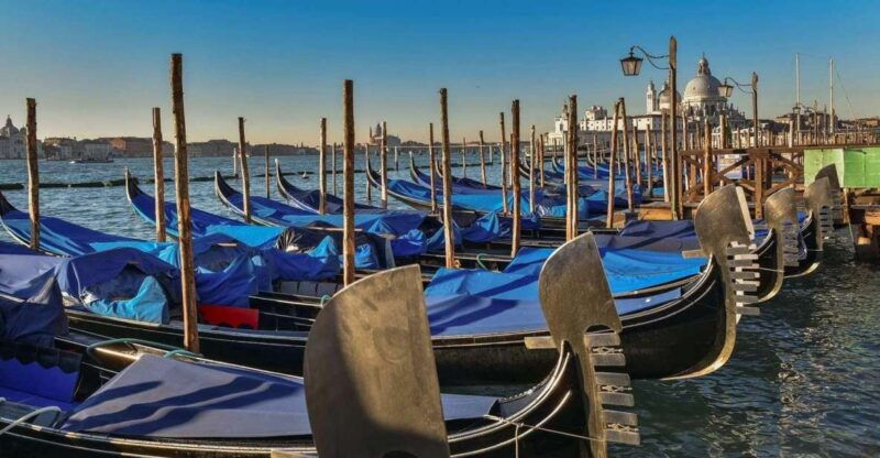 venice-shared-gondola-tour