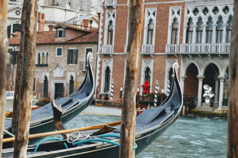 venice-shared-gondola-tour