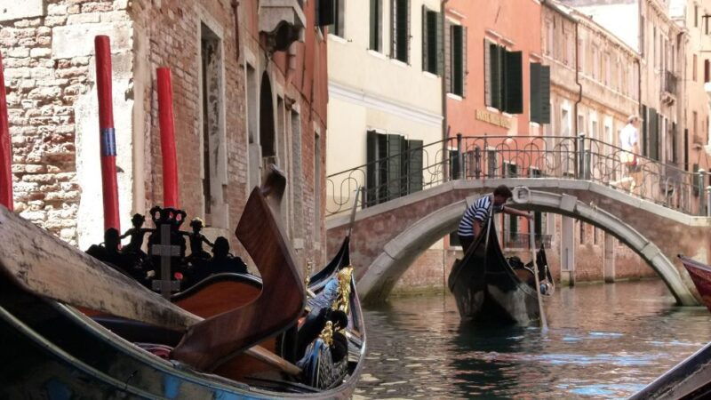 venice-shared-gondola-tour