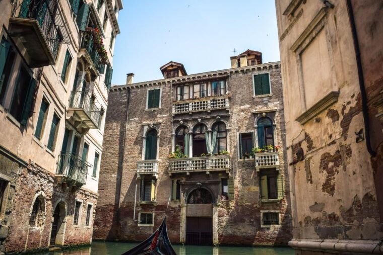 venice-shared-gondola-tour